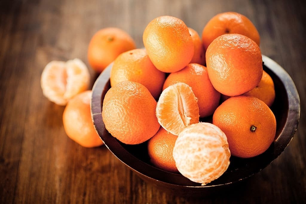 Cam là một nguồn cung cấp vitamin C dồi dào và có thể tìm kiếm dễ dàng.