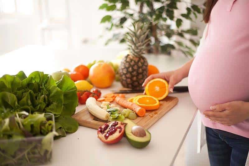 Phụ nữ mang thai và cho con bú là một trong những đối tượng có nguy cơ thiếu vitamin C