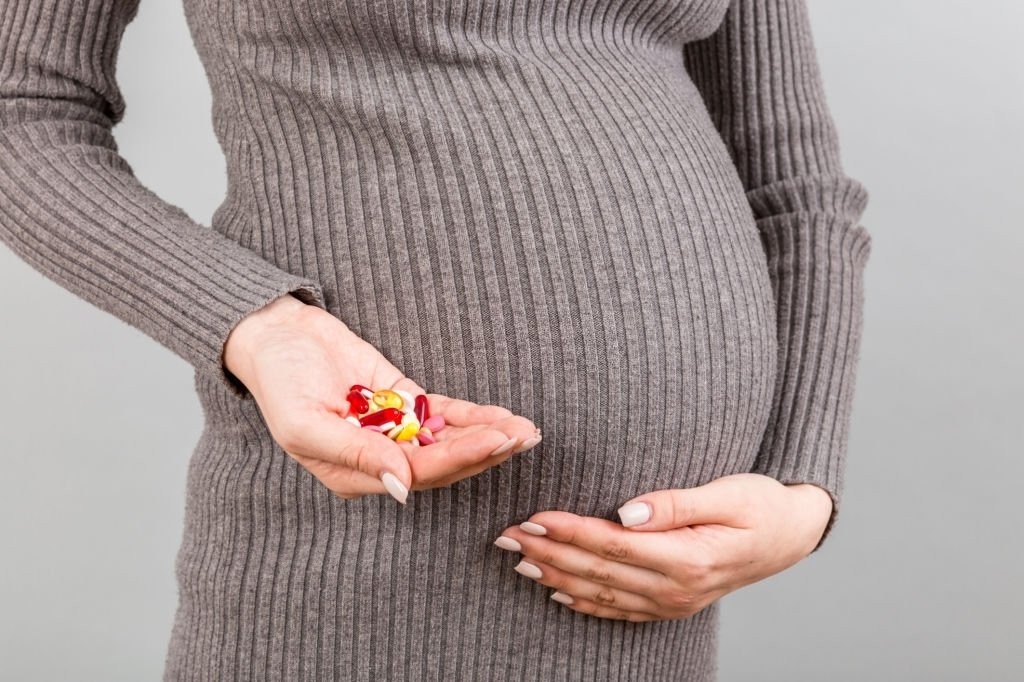 Nhu cầu dinh dưỡng khuyến nghị của folate ở phụ nữ mang thai là 600 mcg/ngày