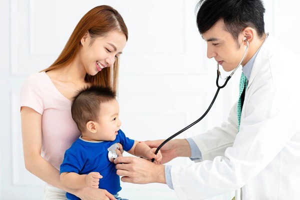 Bác sĩ Nhi giỏi sẽ biết cách giúp con chịu hợp tác ngồi yên để bác sĩ nghe nhịp tim