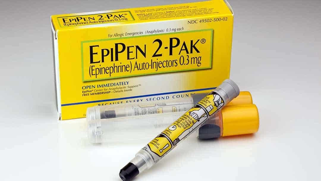 Ống tiêm epinephrine thường được sử dụng khi trẻ xuất hiện triệu chứng đầu tiên