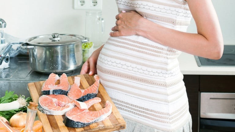 Cá hồi được nấu chín là nguồn cung cấp protein tốt cho thai phụ