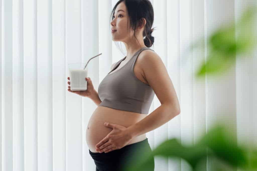 Trong suốt quá trình mang thai, mẹ bầu có thể bổ sung sữa hoặc các sản phẩm từ sữa