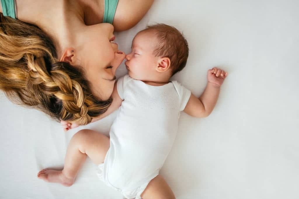 Mẹ và trẻ ngủ chung giường có thể làm tăng nguy cơ đột tử ở trẻ