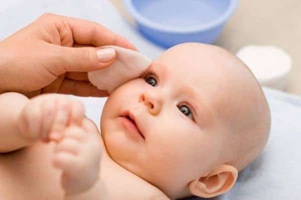 Bố mẹ cần lưu ý theo dõi các triệu chứng sau khi tiêm của bé