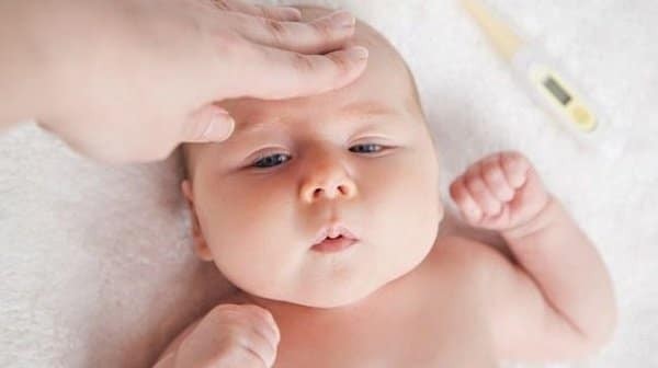 Trường hợp trẻ sau sinh bị sốt cần tạm hoãn việc tiêm vacxin viêm gan B