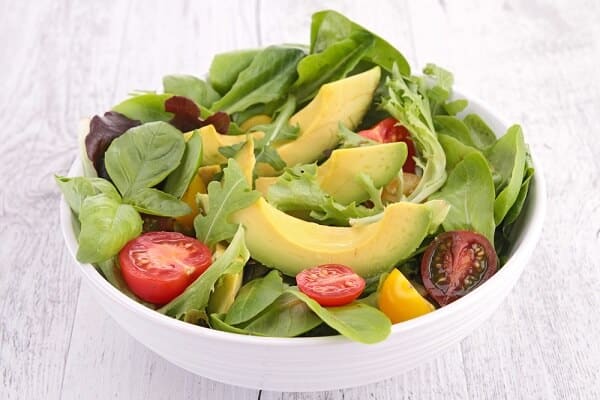 Bên cạnh sinh tố, bơ còn được dùng để làm salad hoặc nhiều món ăn khác