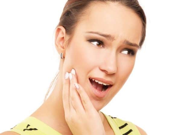 Ê buốt răng sau khi cạo vôi