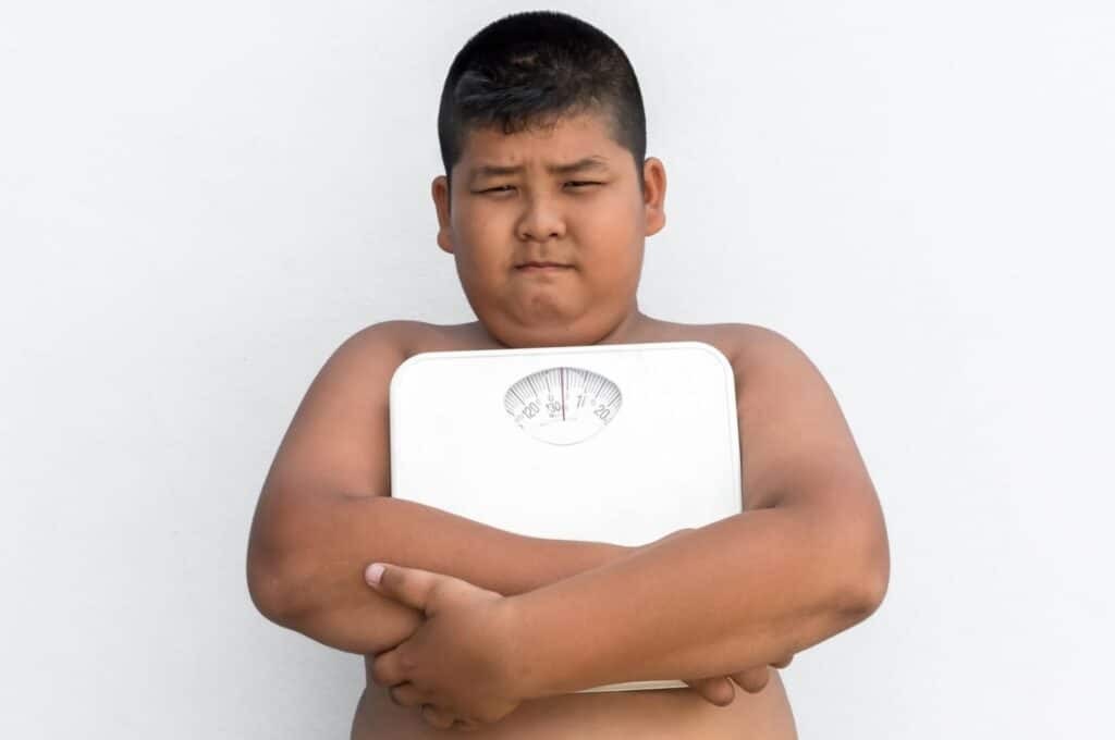 Trẻ béo phì thường tăng cân nhanh hằng tháng