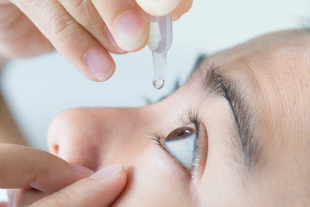 Có thể dùng kháng sinh ở dạng nhỏ mắt/thuốc mỡ tra mắt với đau mắt đỏ do vi khuẩn