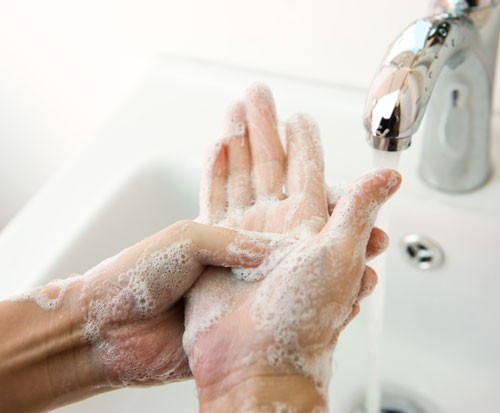 Rửa tay thường xuyên bằng xà phòng và nước ấm trong 20 giây