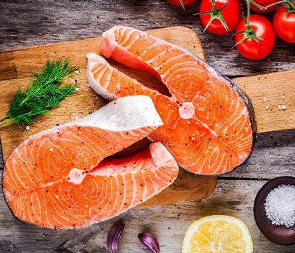 Cá hồi là một trong những nguồn thực phẩm giàu vitamin D và omega-3
