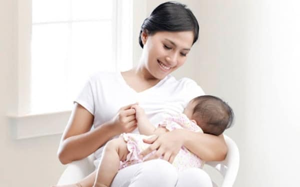 Bác sĩ trả lời đang cho con bú có nên tiêm vắc-xin sởi - quai bị - rubella hay không?