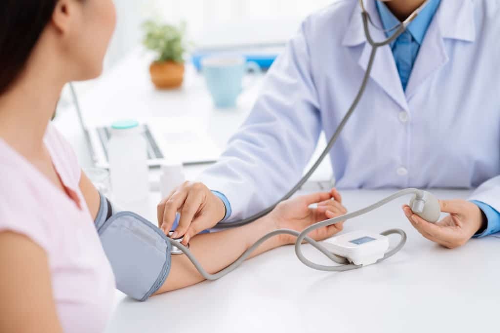Tăng huyết áp là một trong những triệu chứng của hội chứng Cushing do thuốc