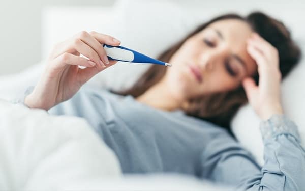 Người đang cảm sốt cần hoãn tiêm phòng vắc-xin sởi quai bị rubella
