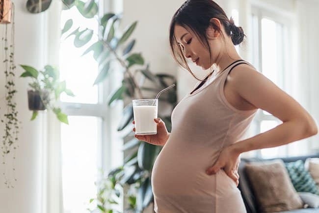 Mẹ bầu bị tiểu đường thai kỳ nên bổ sung sữa tươi không đường để giúp thai nhi tăng cân, khỏe mạnh