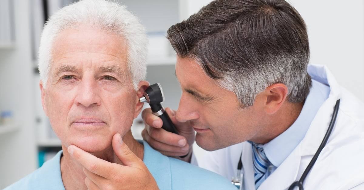 Khi có các triệu chứng bất thường ở tai, cần đi khám bác sĩ chuyên môn để được chẩn đoán và điều trị.