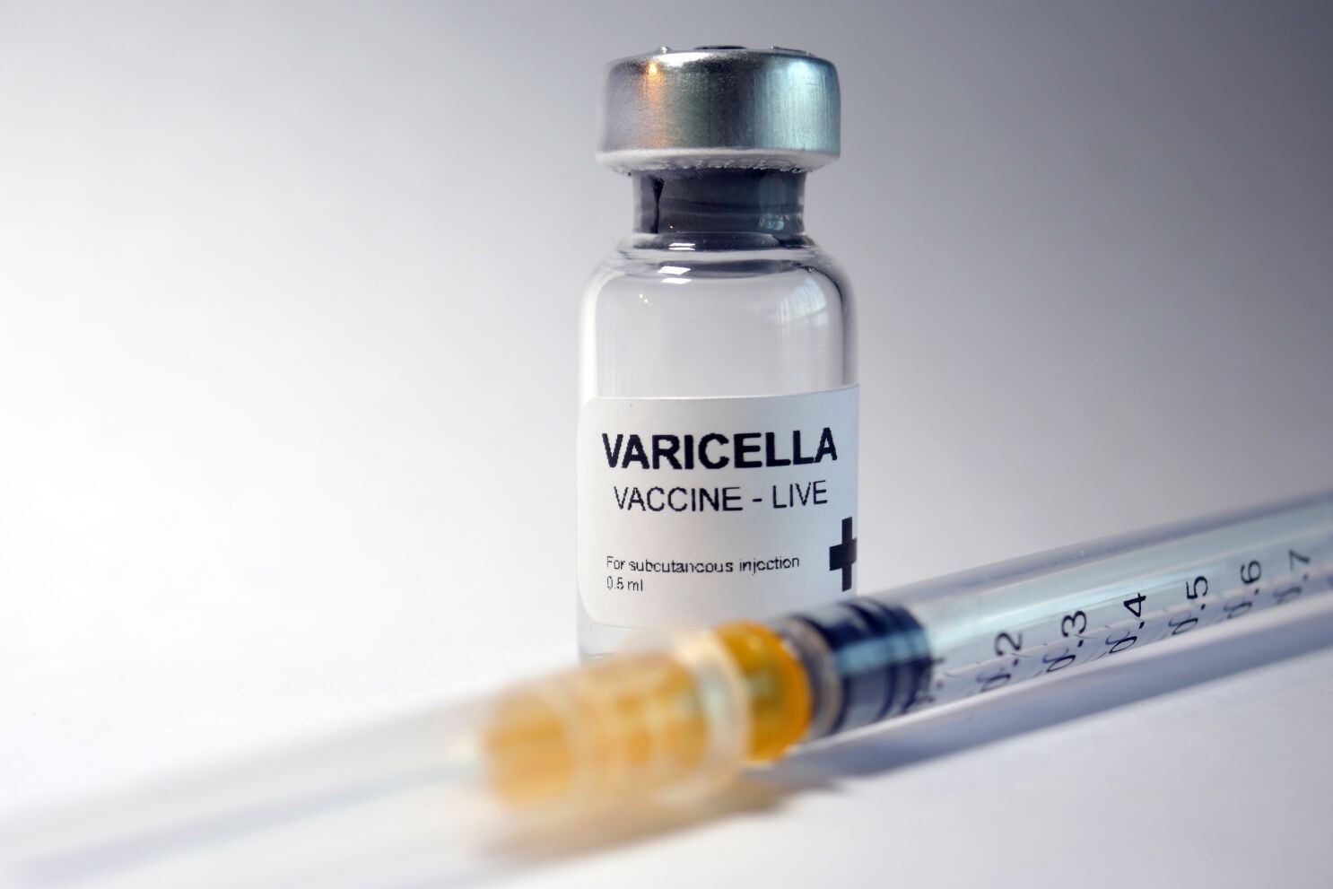 Chống chỉ định các vắc-xin sống, giảm độc lực đối với phụ nữ mang thai