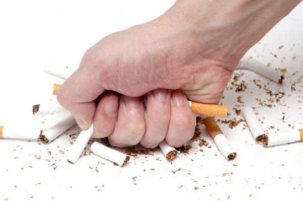Dừng hút thuốc là có thể góp phần hiều quả vào việc điều trị viêm loét dạ dày