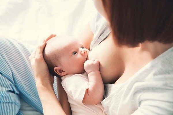 Cho con bú bằng sữa mẹ cũng giúp giảm stress sau sinh