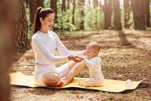 Mẹ và bé hãy cùng nhau tập Yoga để bảo vệ sức khỏe