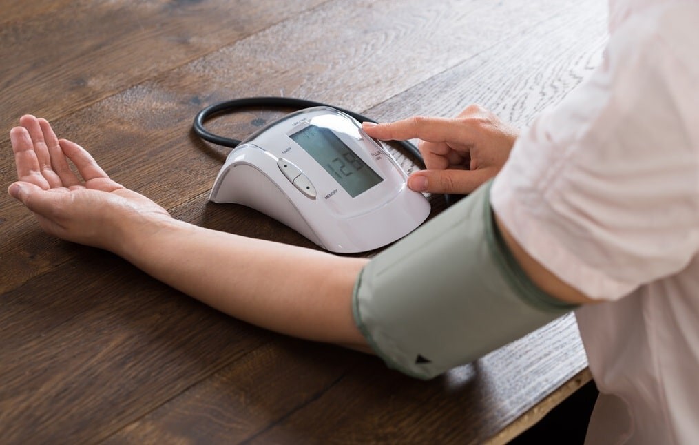 Theo dõi chỉ số huyết áp bằng cách đo huyết áp thường xuyên