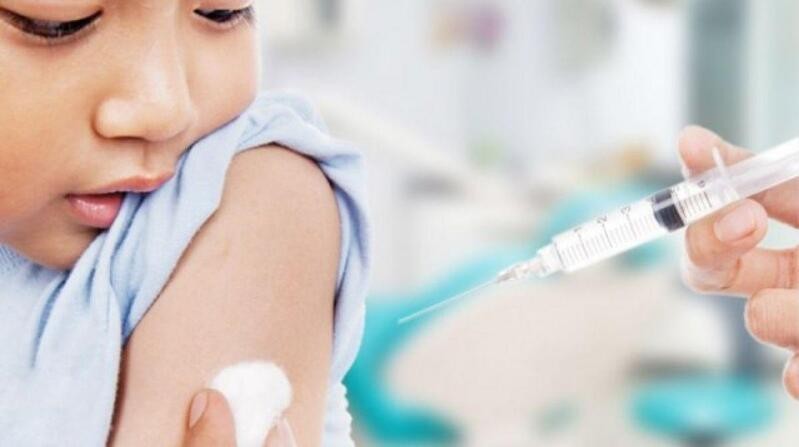 Vắc-xin sởi quai bị rubella được tiêm dưới da