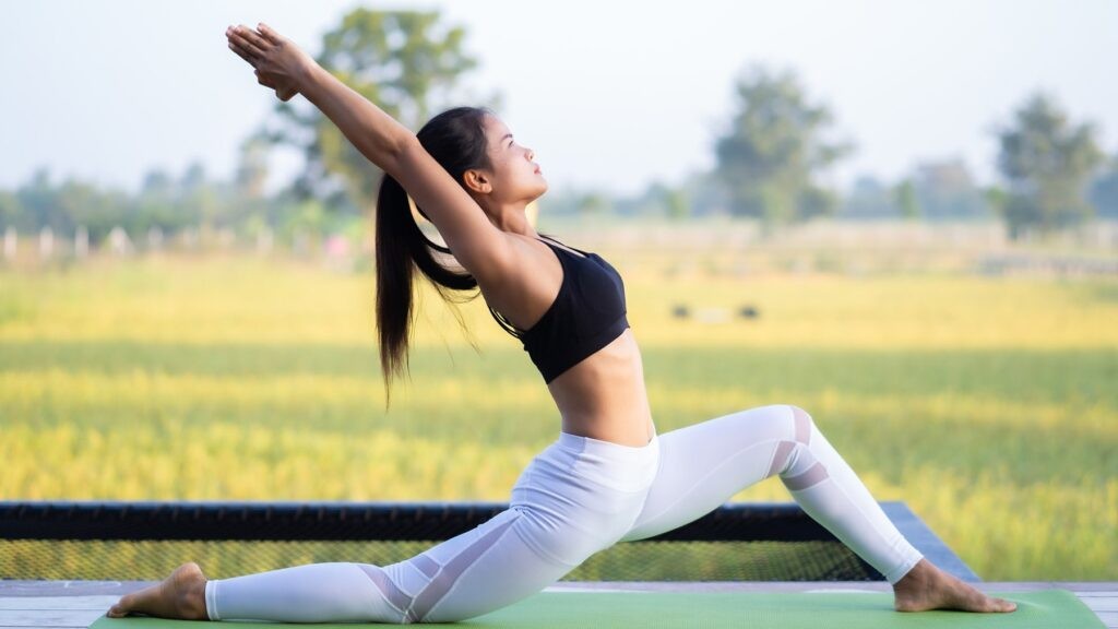 thiền hoặc yoga có thể giúp giảm mụn