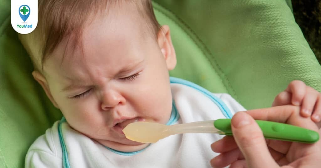 Cha mẹ nên làm gì khi bé mọc răng hàm không chịu ăn?
