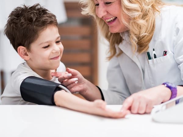 Hình 2: Nên kiểm tra sức khỏe thường xuyên để sớm phát hiện các vấn đề về sức khỏe ở trẻ trong đó có rối loạn huyết áp