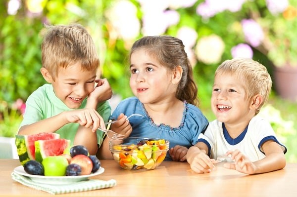 Hình 3: Chế độ ăn dinh dưỡng cân bằng và lành mạnh sẽ giúp trẻ có một sức khỏe tốt hơn