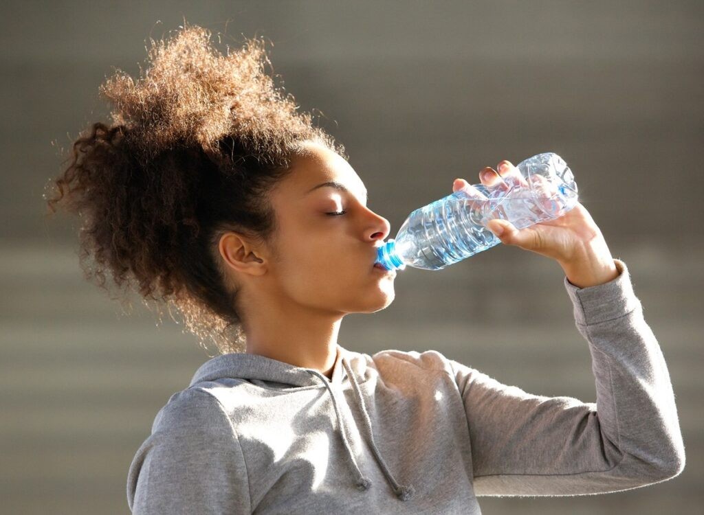 Uống đủ nước mỗi ngày góp phần ổn định huyết áp