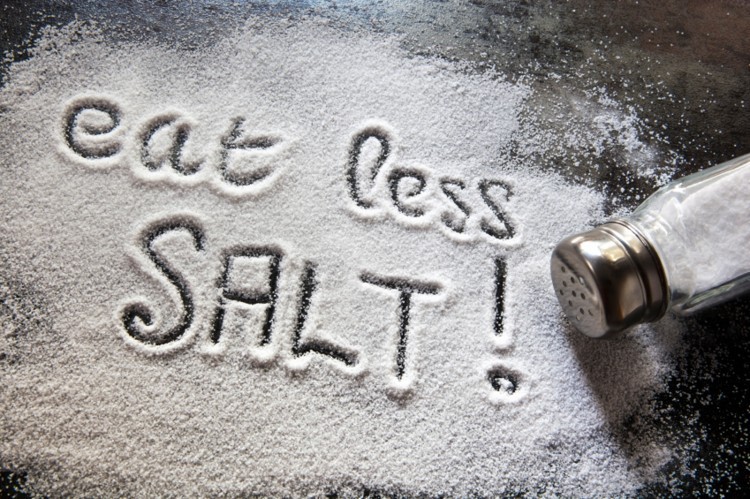 Người bệnh cao huyết áp nên ăn ít muối