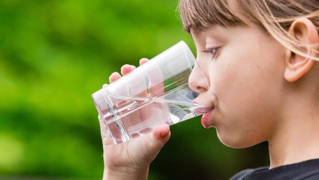 Uống nhiều nước là một mẹo chữa huyết áp thấp cơ bản nhất