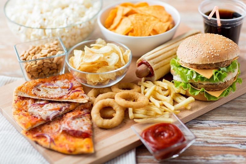 Chế độ ăn uống không lành mạnh và không phù hợp có thể là nguyên nhân khiến đường huyết không ổn định