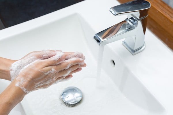 Rửa tay sạch sẽ sau khi quan hệ làm giảm nguy cơ lây nhiễm các bệnh qua đường tình dục