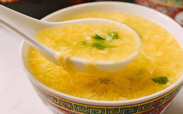 Trứng nấu súp có dạng lỏng giúp bệnh nhân ung thư thực quản dễ tiêu hóa hơn