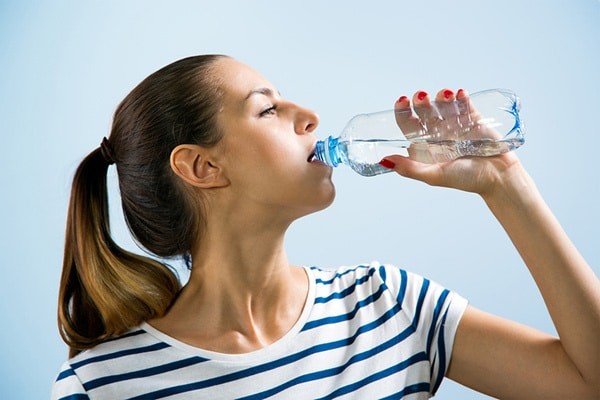 Uống đủ nước mỗi ngày giúp làm mát cơ thể, giảm tiết mồ hôi