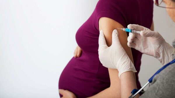 Phụ nữ có thai có thể đau nhức chỗ tiêm trong vòng tối đa 3 ngày sau tiêm
