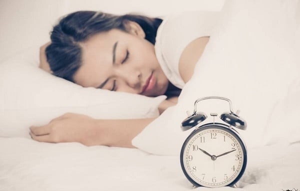 Tạo thói quen ngủ đúng giờ giúp mẹ bầu tránh tình trạng ngủ không đủ giấc gây mệt mỏi