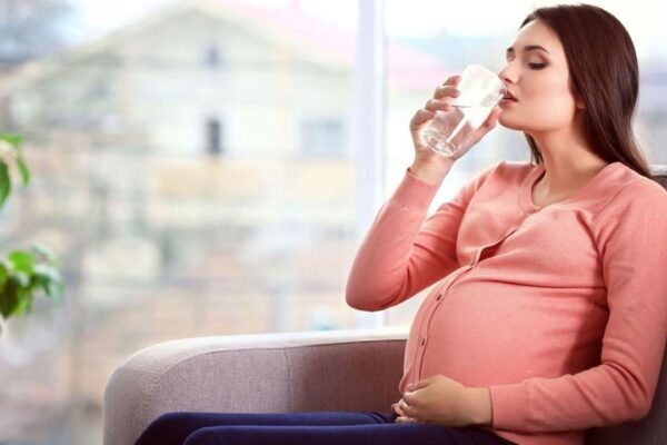 Uống nhiều nước trong thai kỳ giúp ổn định huyết áp