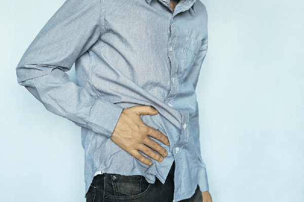 Triệu chứng phổ biến của bệnh sỏi túi mật là đau đột ngột và dữ dội ở phần trên bên phải bụng