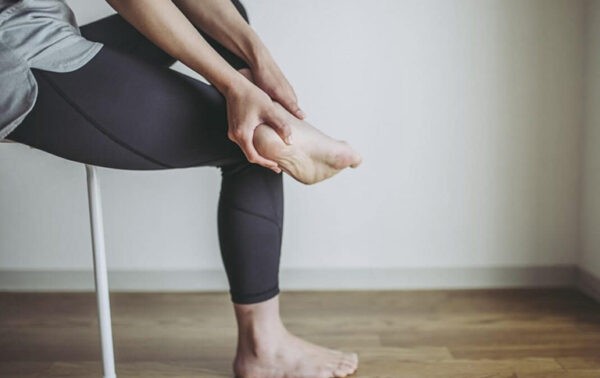 Đau gót chân là triệu chứng gây khó chịu và ảnh hưởng đến sinh hoạt của người bệnh