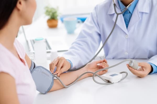 Những triệu chứng tăng huyết áp cần chú ý thăm khám sớm