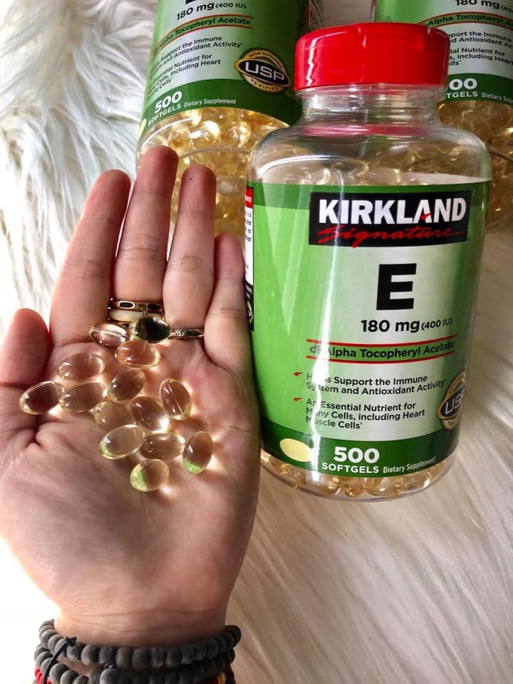 Vitamin E Kirkland có dạng viên nang mềm, vỏ trong suốt và màu sắc tươi tắn