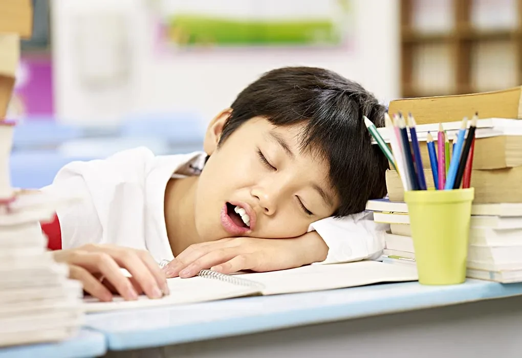 Mộng du thường xuyên có thể làm trẻ buồn ngủ ảnh hưởng đến các hoạt động ban ngày của trẻ