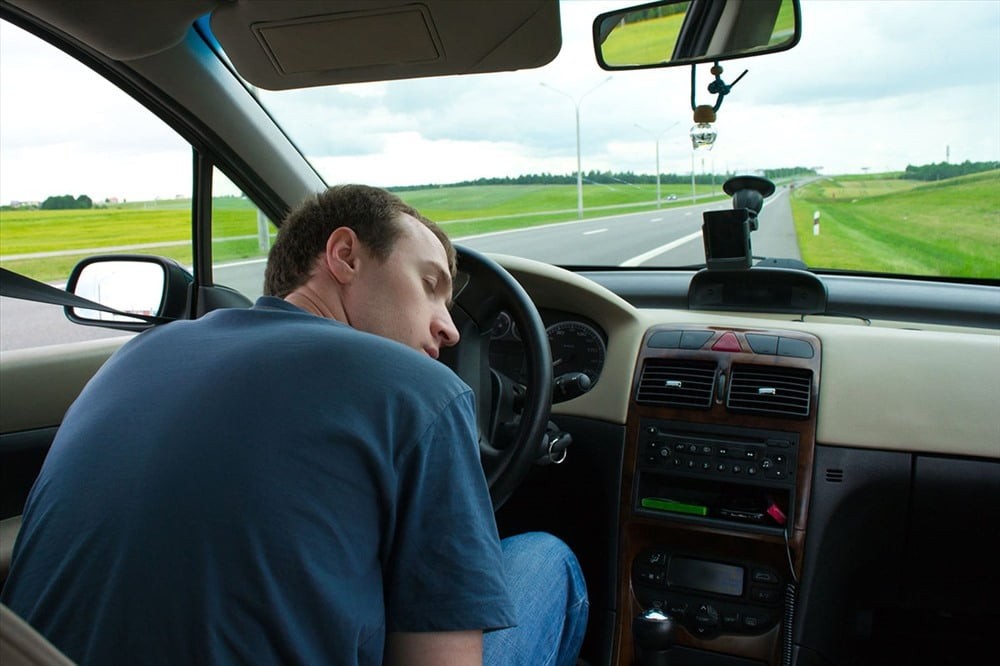 Buồn ngủ nhiều có thể khiến người lái xe buồn ngủ ngay cả trong lúc làm việc