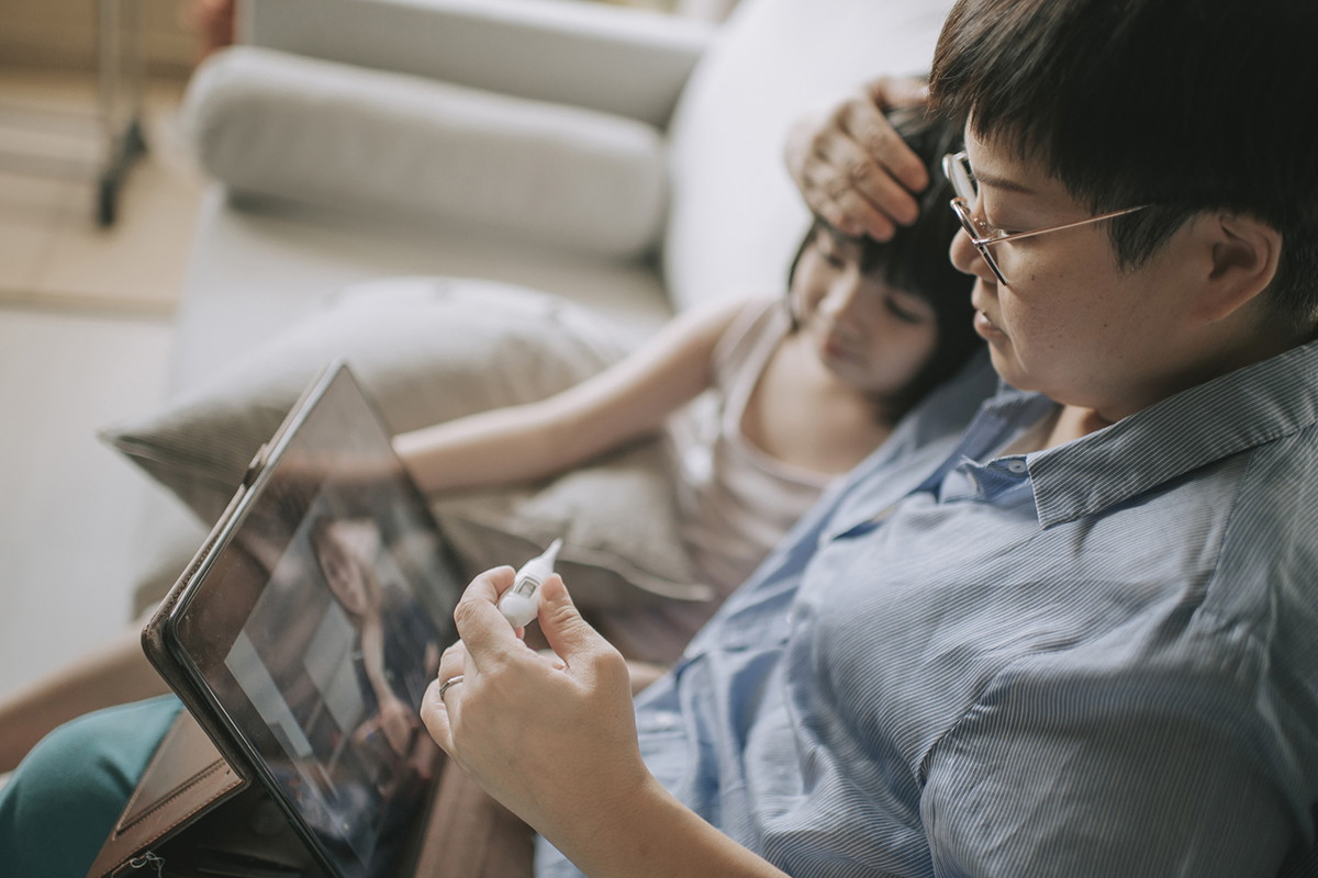 Ba mẹ có thể hỏi đáp bác sĩ nhi online để được tư vấn cách xử trí khi con ốm sốt nhẹ