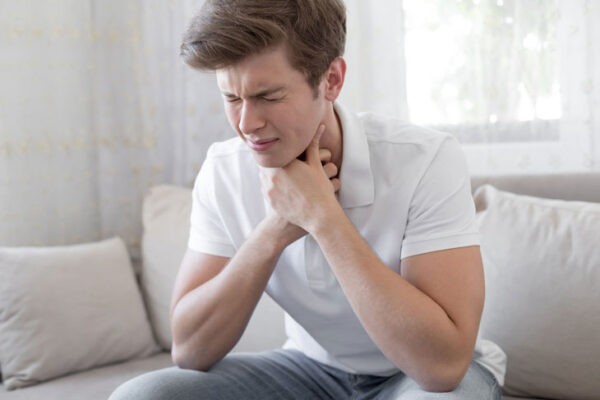 Viêm họng hạt gây nên nhiều triệu chứng khó chịu ảnh hưởng đến sinh hoạt người bệnh 
