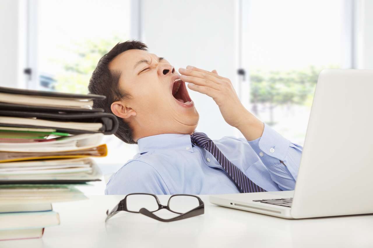 Buồn ngủ nhiều có thể khiến bạn mất tập trung gây ảnh hưởng đến chất lượng công việc